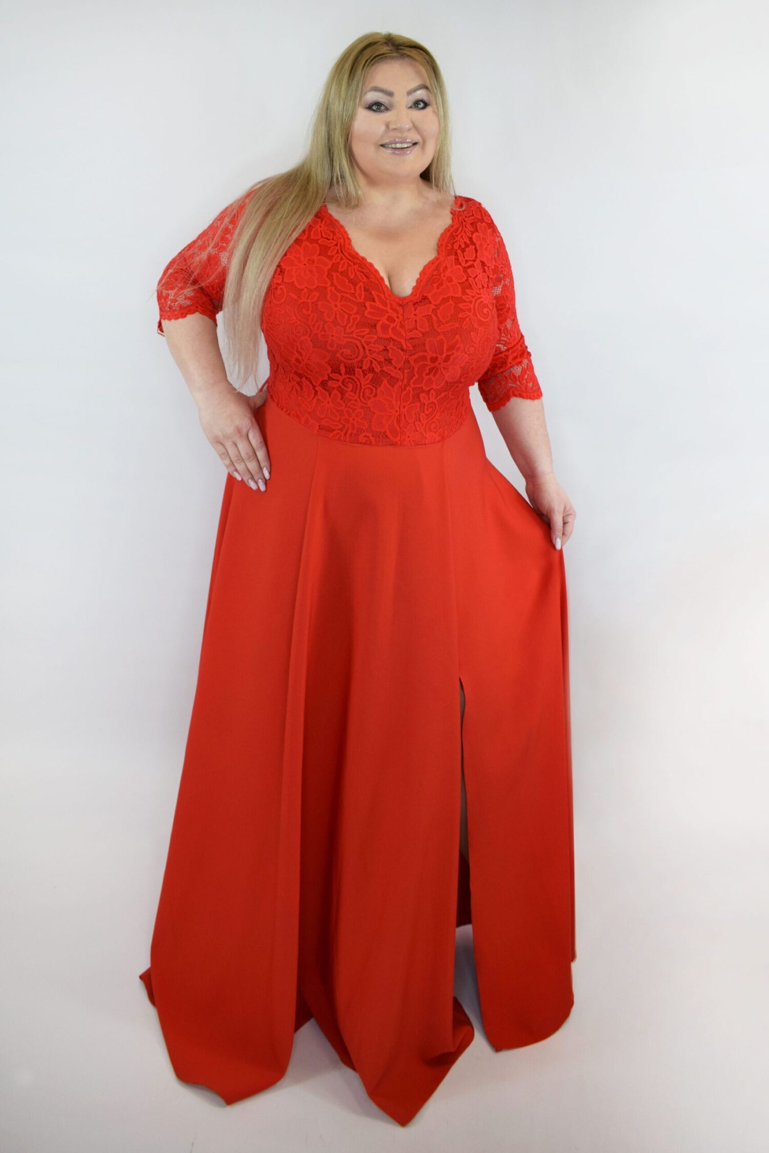 sukienka-długa-maxi-z-koronką-czerwona-plus-size-elegancka