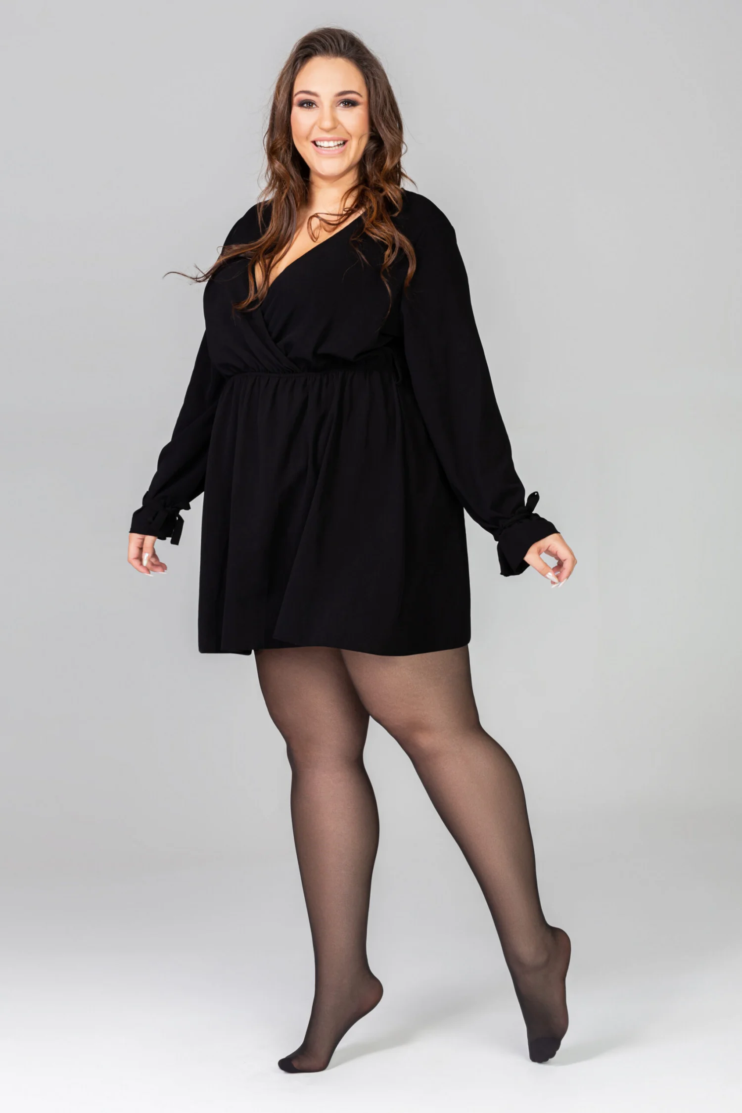 5901282000106 MONA QUEEN SIZE VICTORIA 30 DEN ONYX 002 Rajstopy z lycry 30 DEN: widok z boku, prezentujący jednolity kolor oraz detal wzmocnionych palców.