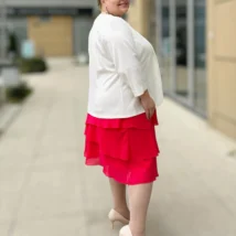 Sukienka damska Paula: ujęcie z boku i tyłu, malinowa, widoczny układ falban i rękawów.