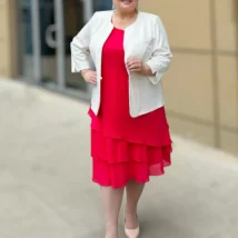 Sukienka damska Paula: przód, malinowa, zestawiona z jasnym żakietem, podkreślającym wizytowy charakter.