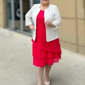 Sukienka damska Paula: przód, malinowa, zestawiona z jasnym żakietem, podkreślającym wizytowy charakter.