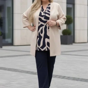 Żakiet damski Długi żakiet na podszewce, widok z przodu, otwarty krój, rękawy 3/4, gładki materiał.