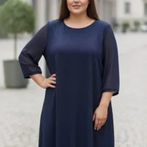 Sukienka damska Balca z brokatem, ujęcie z przodu, podkreślające fason i blask materiału.