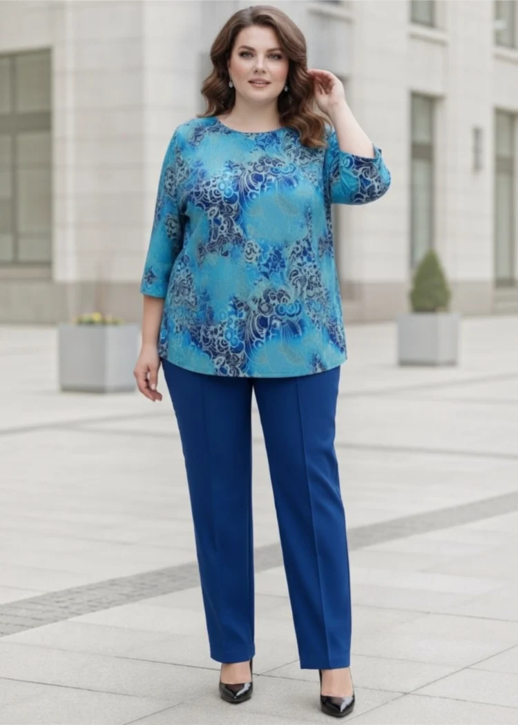 Spodnie damskie na kant, ujęcie całej sylwetki, ukazujące elegancki krój i prostą nogawkę.
