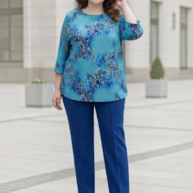Spodnie damskie na kant, ujęcie całej sylwetki, ukazujące elegancki krój i prostą nogawkę.