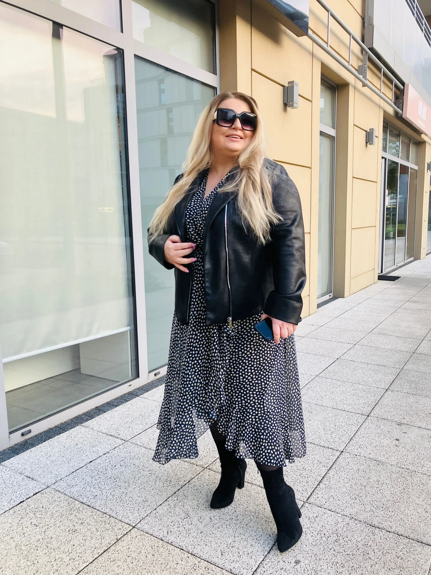 Okrycie wierzchnie damskie Ramoneska: ujęcie z przodu, rozpięte, eksponujące swobodny styl.