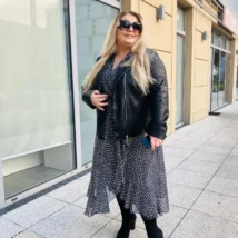 Okrycie wierzchnie damskie Ramoneska: ujęcie z przodu, rozpięte, eksponujące swobodny styl.
