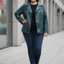 Okrycie wierzchnie damskie Ramoneska: pełne ujęcie z przodu, podkreślające linię sylwetki.