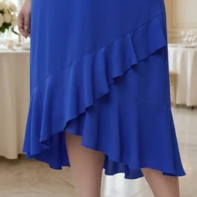 Sukienka asymetryczna na wesele plus size-chabrowa