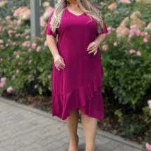 Sukienka Fari: ujęcie z boku prezentujące swobodny fason i falbanę na asymetrycznym dole.
