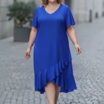 Sukienka Fari: przód sukienki z dekoltem V i asymetrycznym dołem z falbaną, widok z przodu.