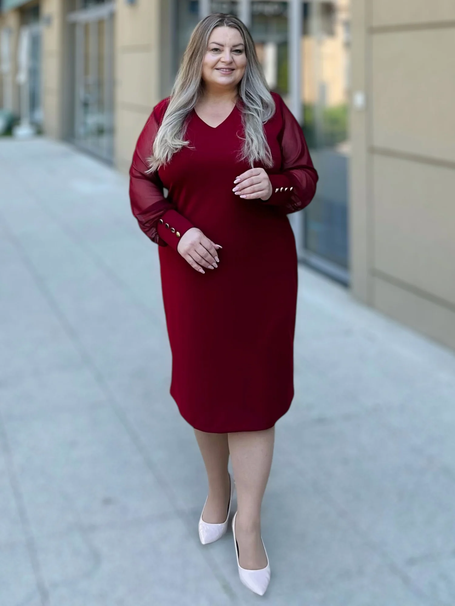 Eliza sukienka damska: ujęcie z przodu, eksponujące eleganckie mankiety z ozdobnymi guzikami.