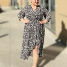 Lili sukienka asymetryczna: zbliżenie na czarny materiał z drobnym, kwiatowym wzorem w odcieniach bieli i