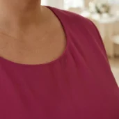 sukienka-szyfonowa-trzy-falbany-na-wesele-plus-size-amarantowa