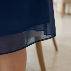 sukienka-szyfonowa-trzy-falbany-na-wesele-plus-size-granatowy