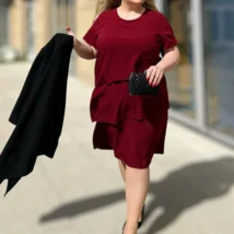 Sukienka damska Sara: dynamiczne ujęcie z przodu, ukazujące lekkość fasonu w ruchu.