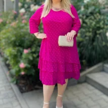Sukienka Paula. Przód produktu, widoczny okrągły dekolt i trzywarstwowa falbana na dole.