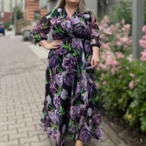 Sukienka z paskiem: Czarna sukienka damska z fioletowo-zielonym wzorem tulipanów, widok z przodu.