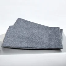 Opaska na uszy, widok z boku, złożony produkt w szarym odcieniu, prezentujący fakturę materiału.