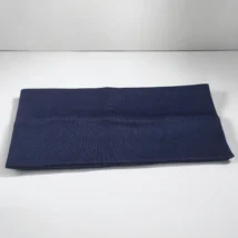 Opaska na uszy, widok z boku na złożony produkt w granatowym kolorze, podkreślający jednolitość barwy.