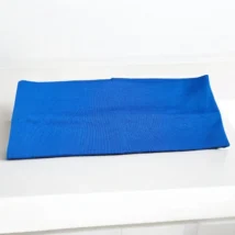 Opaska na uszy, ujęcie pod kątem złożonego produktu w jasnym niebieskim odcieniu, eksponujące jego formę.