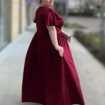 Sukienka Joanna, ujęcie z boku, przedstawiające swobodny układ spódnicy w ruchu.