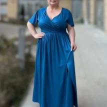 Sukienka Joanna, ujęcie z przodu, skupiające się na górnej części i fasonie maxi.