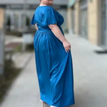 Sukienka Joanna, widok z tyłu, ukazujący ogólny fason i długość sukienki.