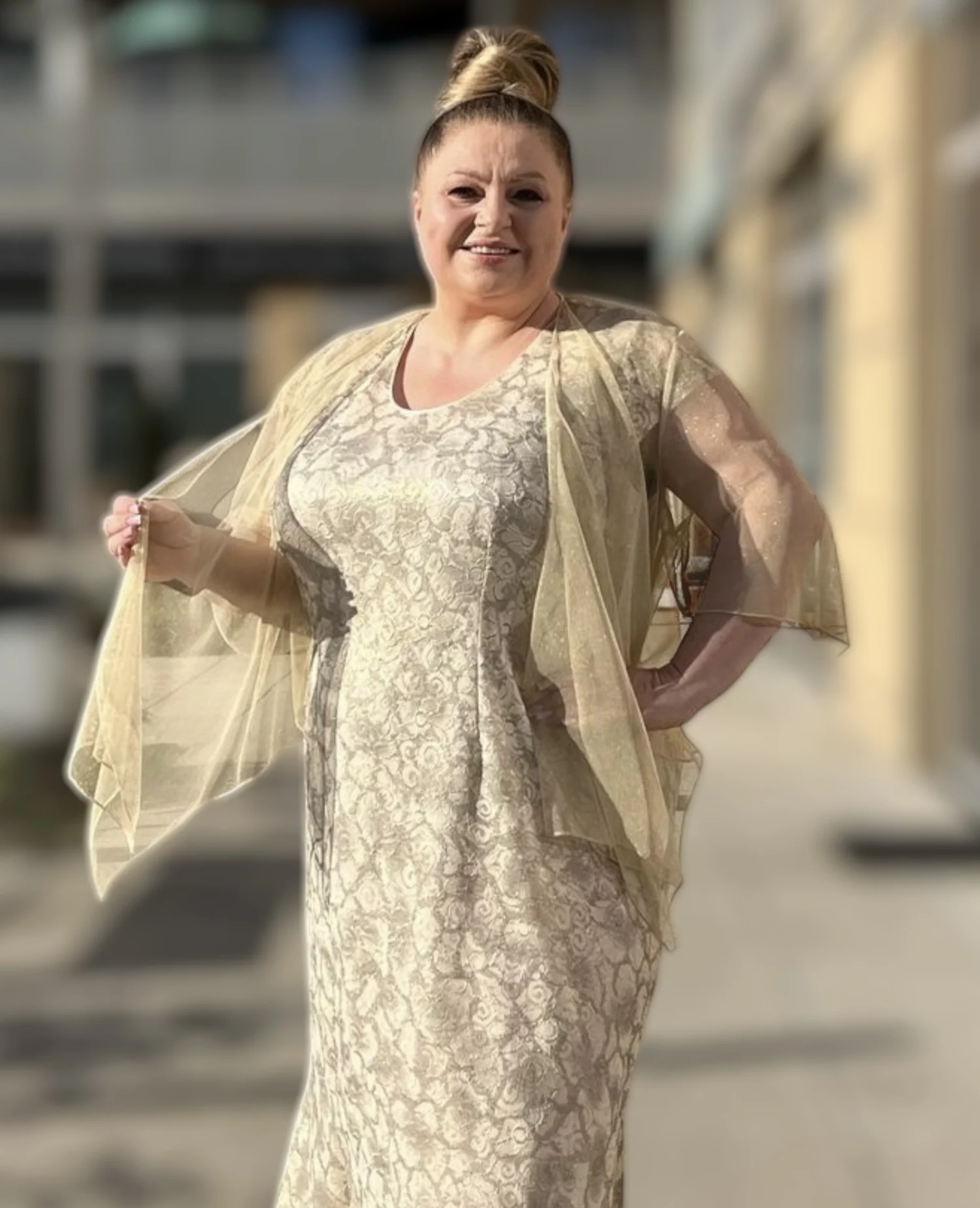 Okrycie wierzchnie damskie Narzuta, ujęcie z przodu, podkreślające zwiewność tkaniny i szerokie rękawy.