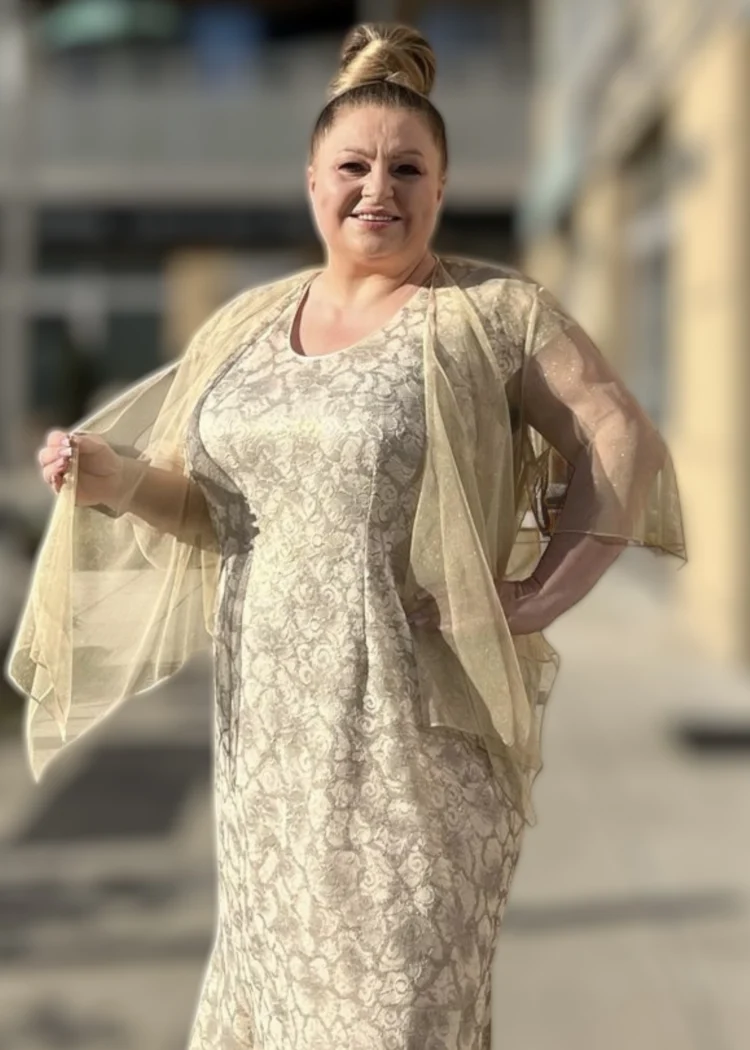 Okrycie wierzchnie damskie Narzuta, ujęcie z przodu, podkreślające zwiewność tkaniny i szerokie rękawy.