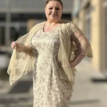 Okrycie wierzchnie damskie Narzuta, ujęcie z przodu, podkreślające zwiewność tkaniny i szerokie rękawy.