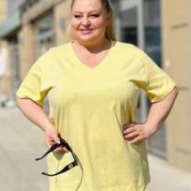 Koszula damska Carmen. Widok z przodu, prezentujący ogólny fason i wykończenie dołu koszuli.