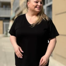 Koszula damska Carmen. Ujęcie z przodu, ukazujące prosty krój i gładki materiał.