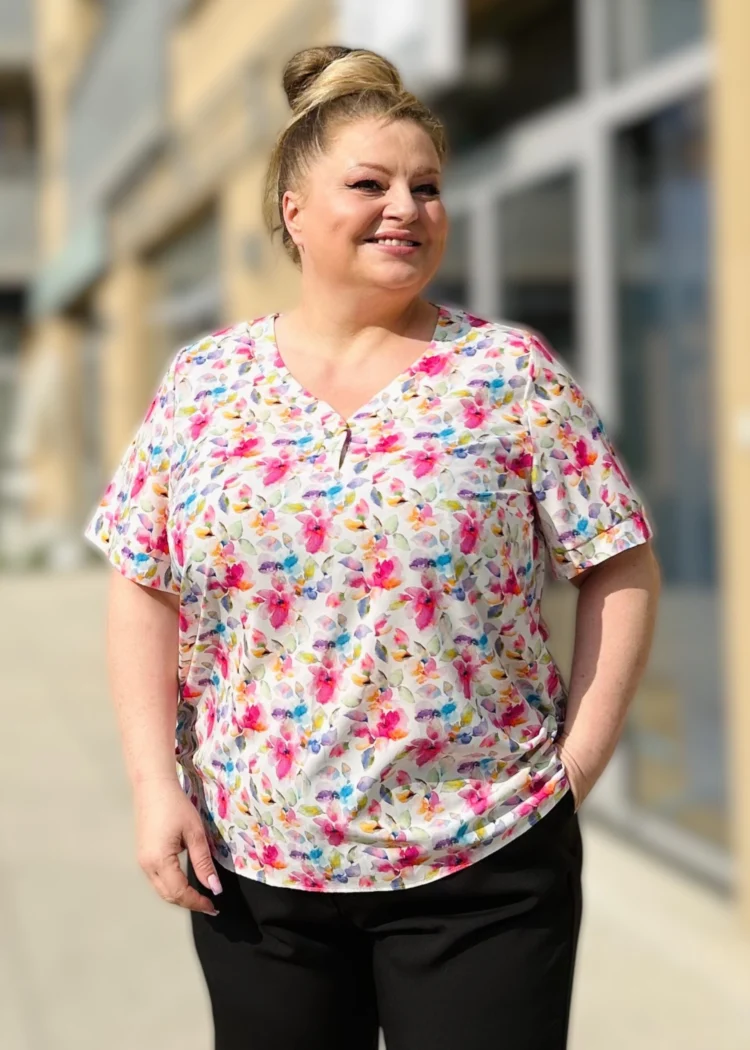 Bluzka damska Nikola, widok z przodu, prezentująca luźny krój i wielobarwny kwiatowy wzór.