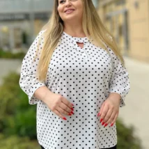 Bluzka damska Irena, widok z przodu, z bliska, prezentujący dekolt z wycięciem i wzór w czarne grochy.