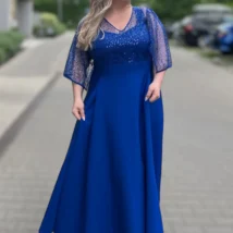 Sukienka Clara. Pełne ujęcie sukienki damskiej z przodu, prezentujące fason i długość maxi.