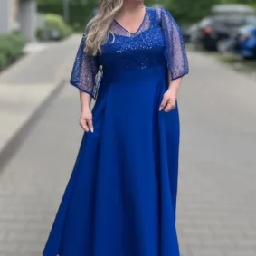 Sukienka Clara. Pełne ujęcie sukienki damskiej z przodu, prezentujące fason i długość maxi.