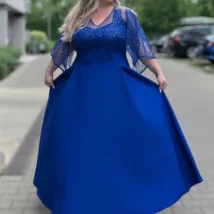Sukienka Clara. Ujęcie sukienki damskiej z przodu, ukazujące całą sylwetkę i rozkloszowany dół.