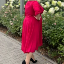 Sukienka damska Laura: ujęcie z boku, ukazujące tył sukienki oraz pełny rozkloszowany dół.