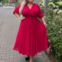 Sukienka damska Laura: widok z przodu, eksponujący swobodny układ materiału i długość midi.
