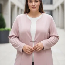 Żakiet damski gładki z zapięciem: zbliżenie na przód, eksponujące okrągły dekolt i pionowe przeszycia.