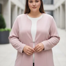 Żakiet damski gładki z zapięciem: zbliżenie na przód, eksponujące okrągły dekolt i pionowe przeszycia.