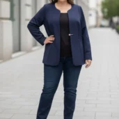 Żakiet damski gładki z zapięciem: ujęcie z boku, ukazujące fason i dopasowanie do sylwetki.