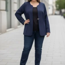 Żakiet damski gładki z zapięciem: ujęcie z boku, ukazujące fason i dopasowanie do sylwetki.