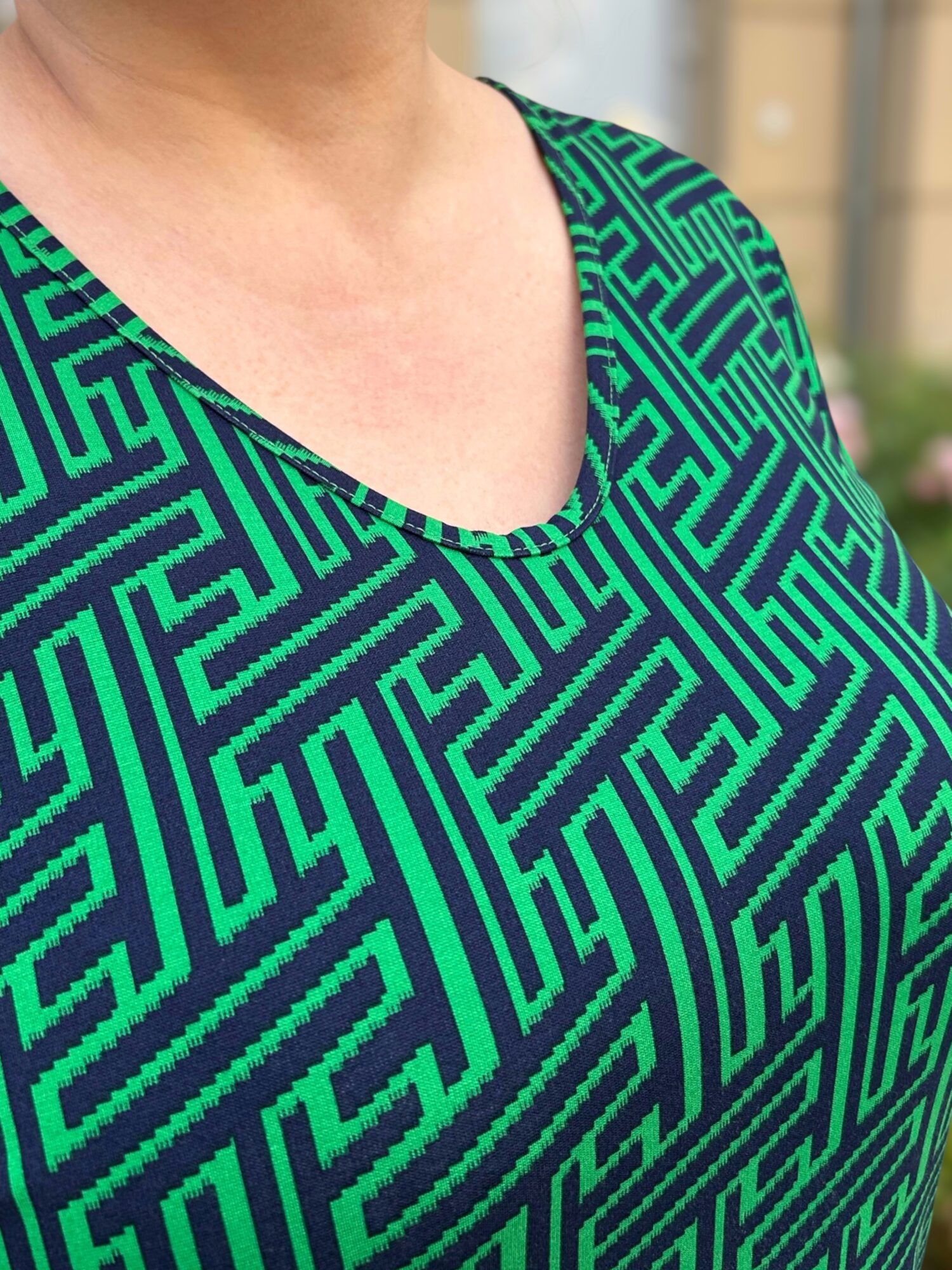 sukienka_plus_size_zielona_kieszenie_irma_we_wzory