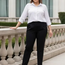 Spodnie Marta, ujęcie z przodu, prezentujące elegancki krój i gładką fakturę materiału.