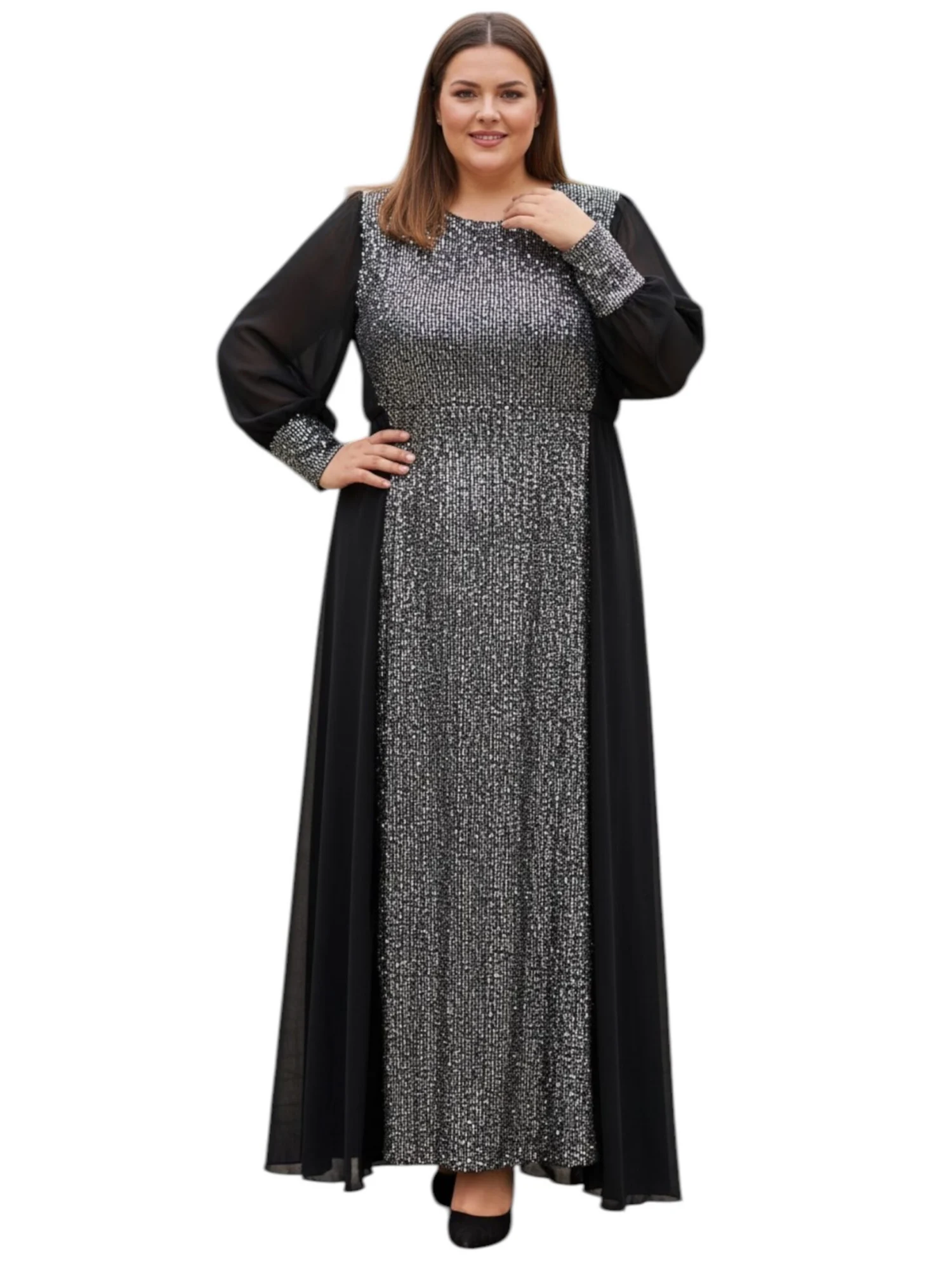 sukienka_maxi_czarna_blyszczaca_cekiny_srebrne_plus_size Sukienka Maja, widok z przodu, prezentujący centralny panel z cekinami i długie, transparentne rękawy.