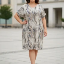 Sukienka damska Dominika, ujęcie z przodu, podkreślające prosty fason i długość do kolan.