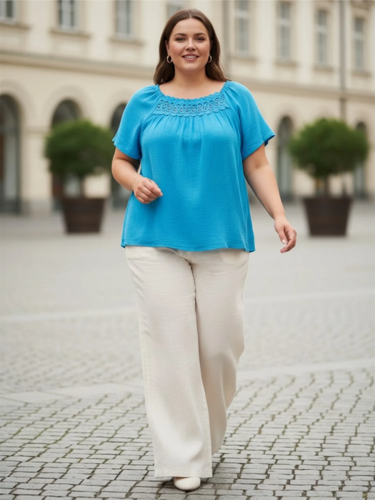 Spodnie damskie Klara: ujęcie z przodu w ruchu, ukazujące komfortowe ułożenie materiału.