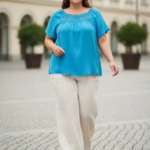 Spodnie damskie Klara: ujęcie z przodu w ruchu, ukazujące komfortowe ułożenie materiału.